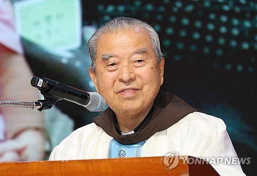 감사 인사하는 오웅진 신부