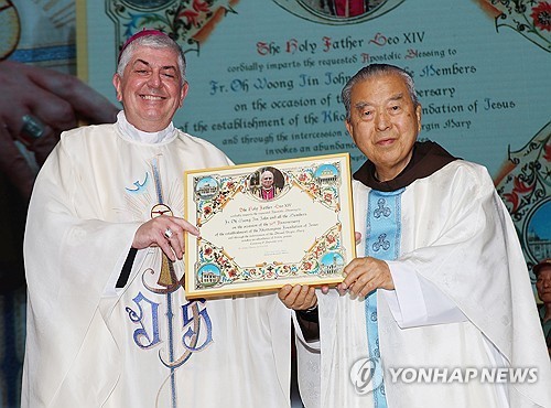 교황 축복장 전달받는 오웅진 신부
