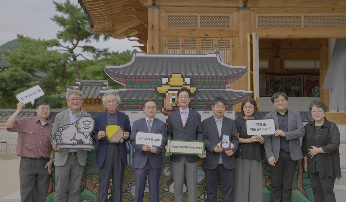 전시 개막행사에 참석한 관계자들 