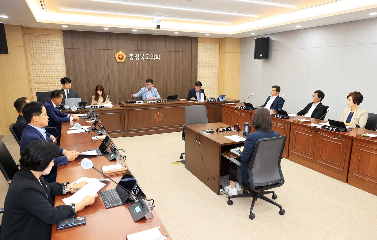 충청북도의회 청주국제공항 종합발전지원 특별위원회 회의 모습.