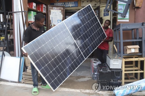 나이지리아 수도 아부자에서 태양광 패널을 판매하는 상점