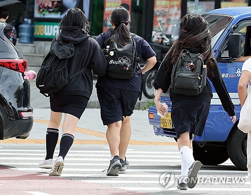 하교하는 학생들.