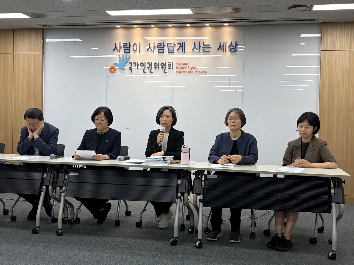 제15차 전원위원회 폐회 후 백브리핑 하는 인권위원들