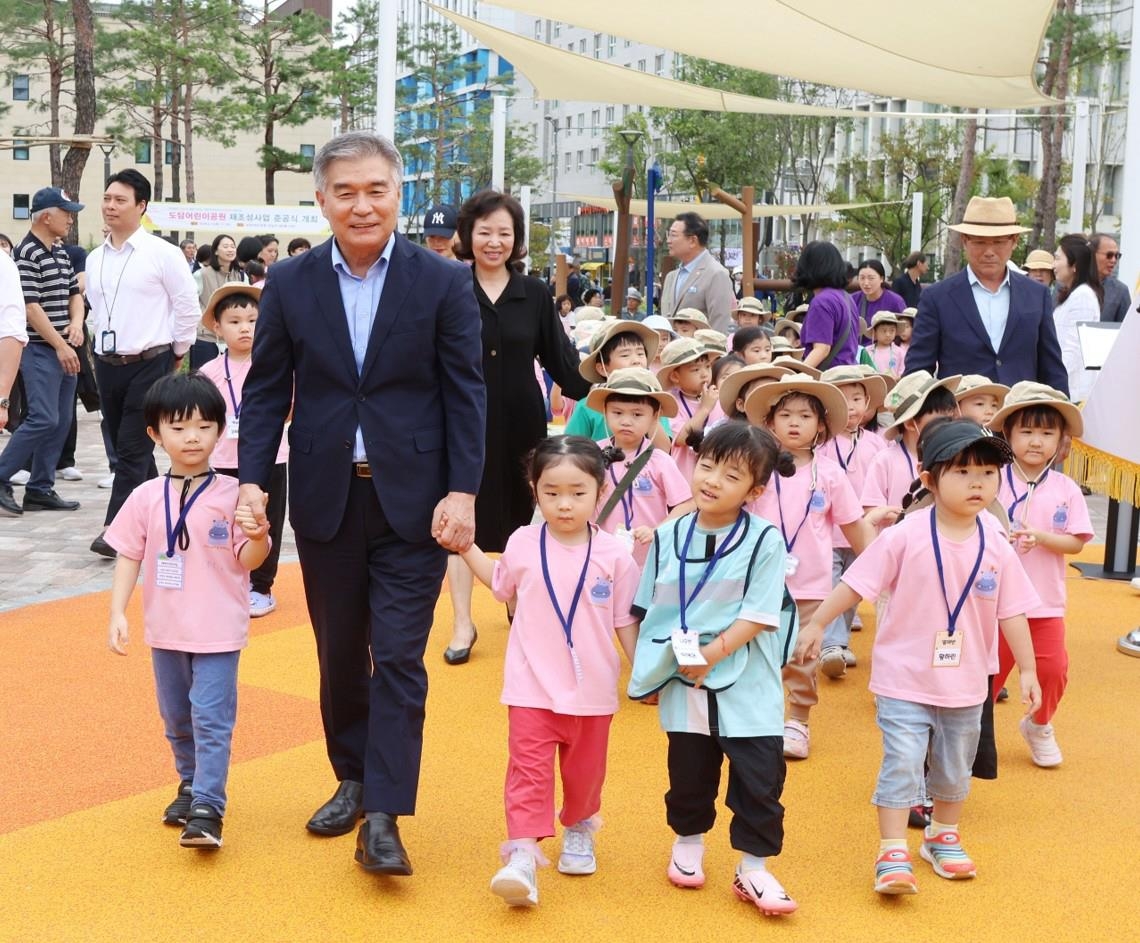 지난 10일 도담어린이공원에서 어린이들을 만난 김현기 강남구청장 
