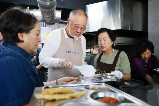 배식 봉사 중인 류진 한국경제인협회 회장