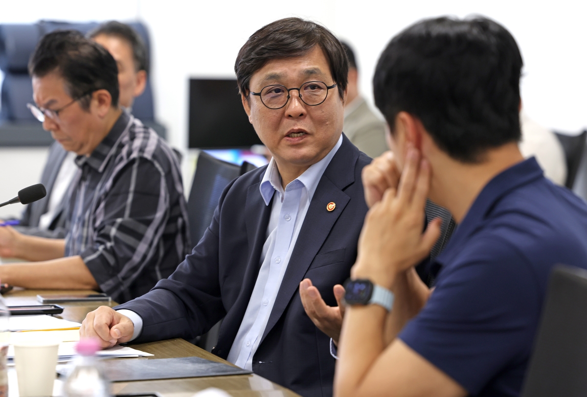 문화예술정책자문위원회 연극 분과 제4차 회의에서 발언하는 최휘영 장관