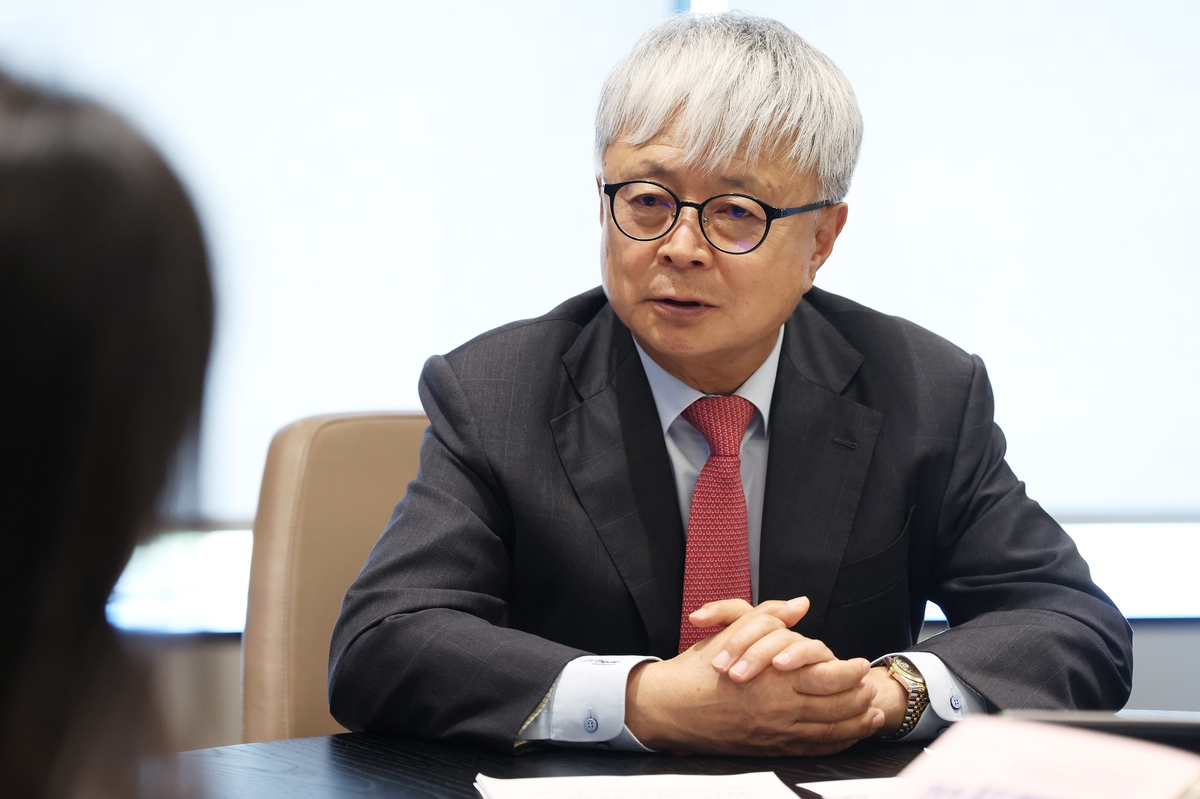 인터뷰하는 강석훈 율촌 대표변호사