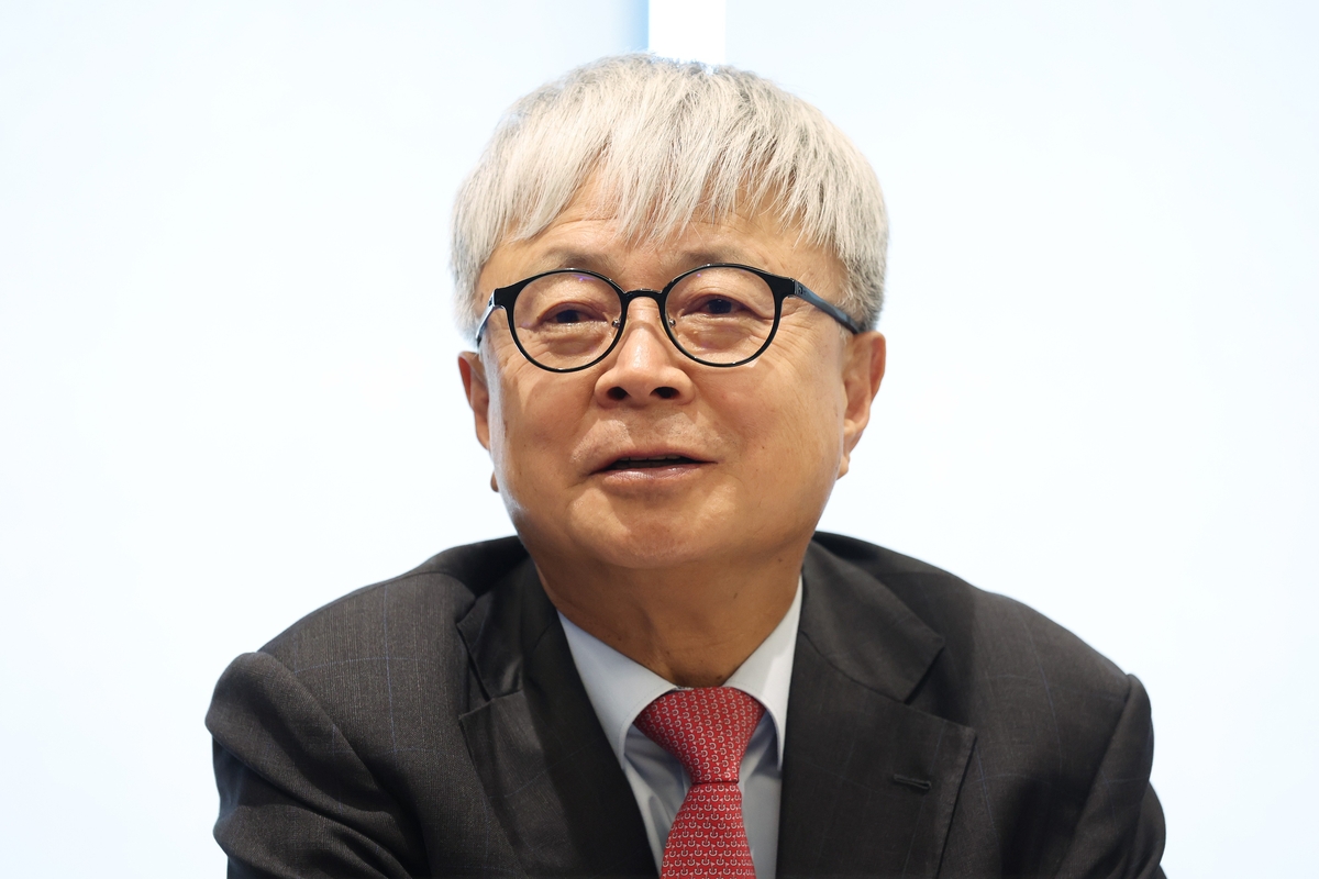 인터뷰하는 강석훈 율촌 대표변호사