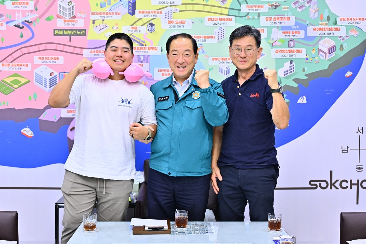 왼쪽부터 김민우 씨, 이병선 속초시장, 김동준 씨
