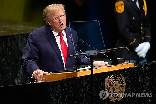 연설하는 트럼프 대통령