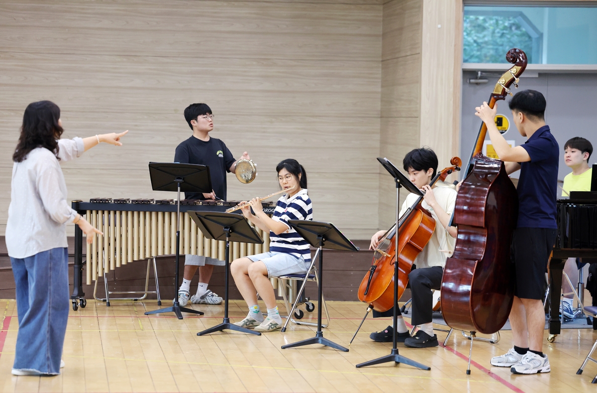 연습하는 장천하 그린 앙상블