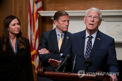 로저 위커 상원 군사위원장(오른쪽) 