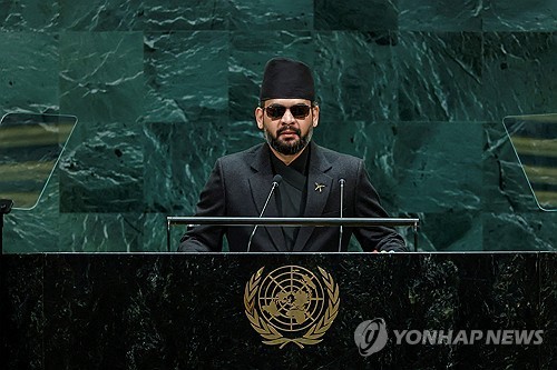 유엔총회서 연설하는 샤 네팔 총리