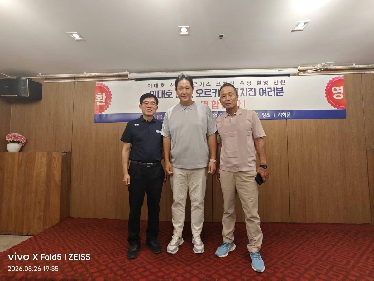 중국프로야구 상하이 선수단 응원한 이대호(가운데)와 김용달 감독(오른쪽)