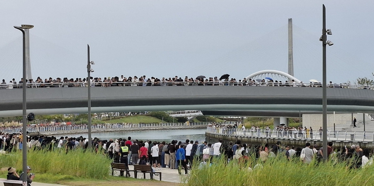 연휴 끝난 28일에도 부캉이 보러 친수공원 몰려든 사람들