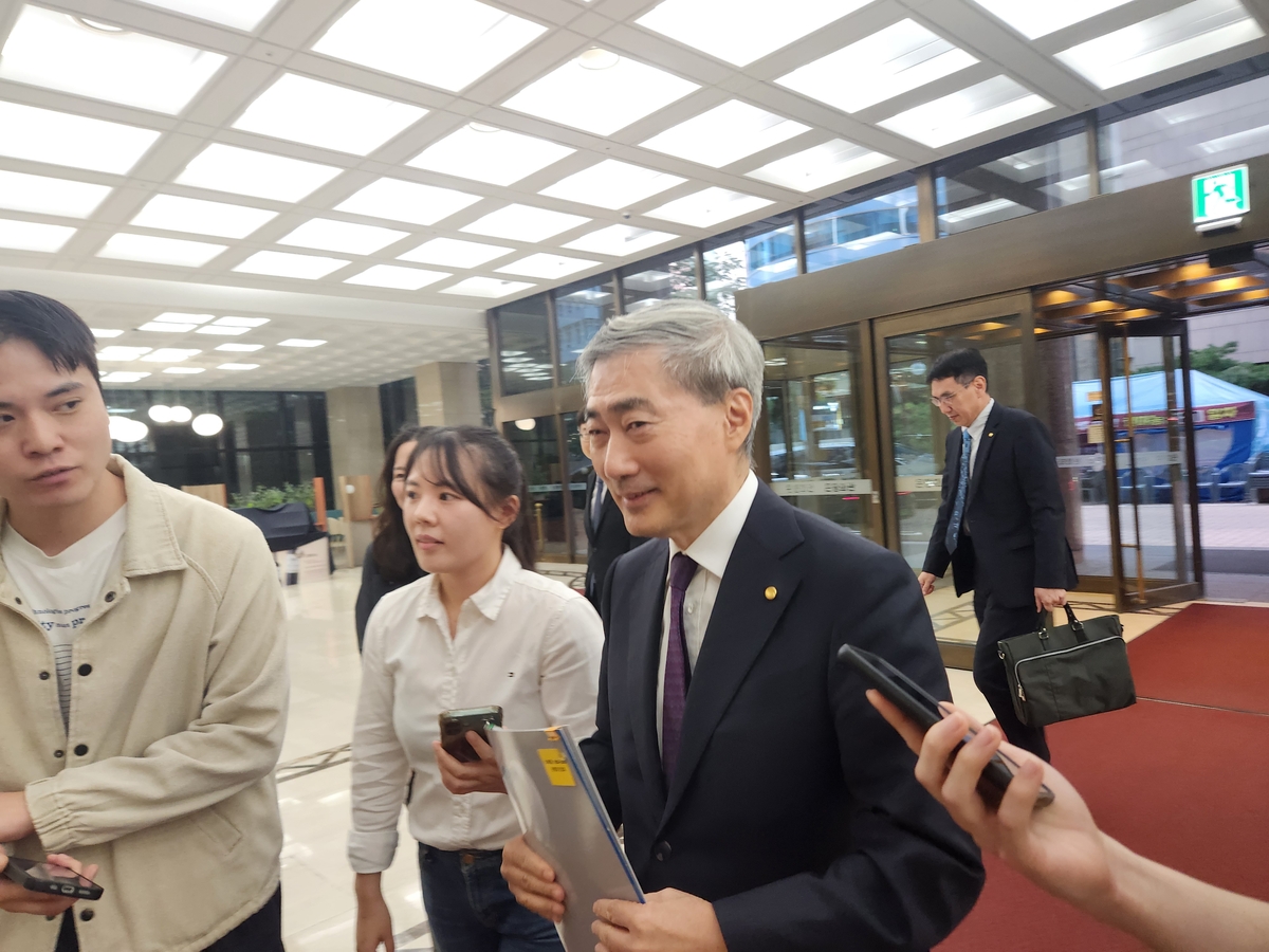 은행장 간담회 참석하는 신현송 총재