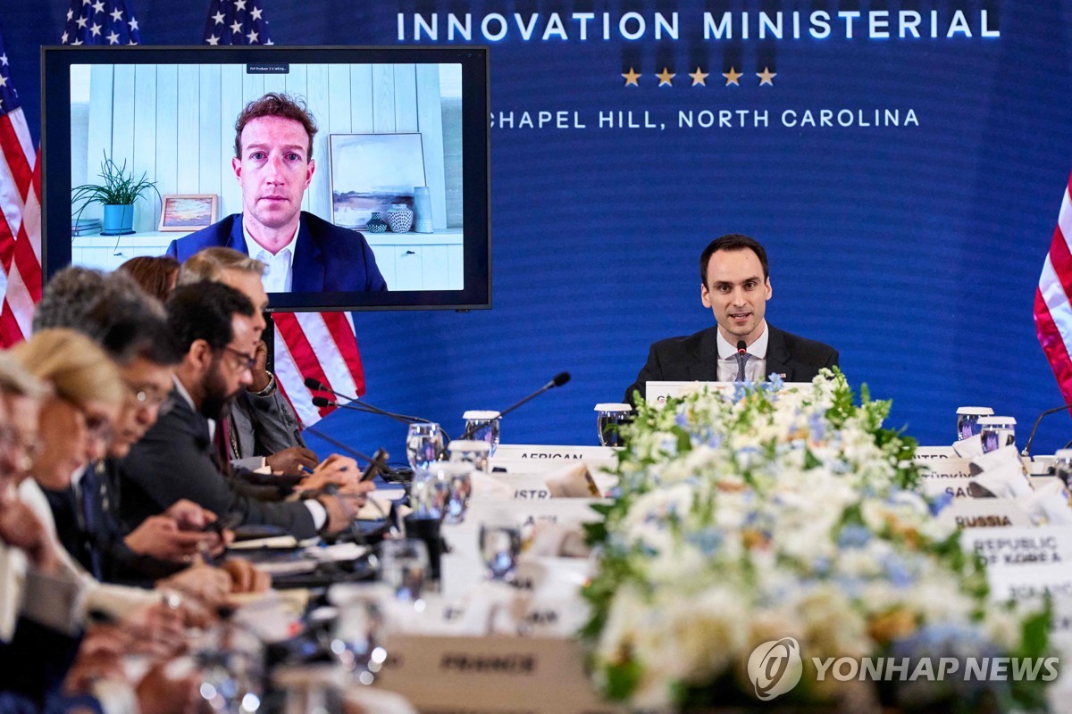 G20 기술장관 회의에서 화상으로 의견 말하는 마크 저커버그