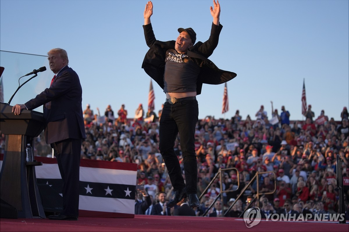 2024년 미국 대통령 선거 당시 유세 연단에 오른 일론 머스크