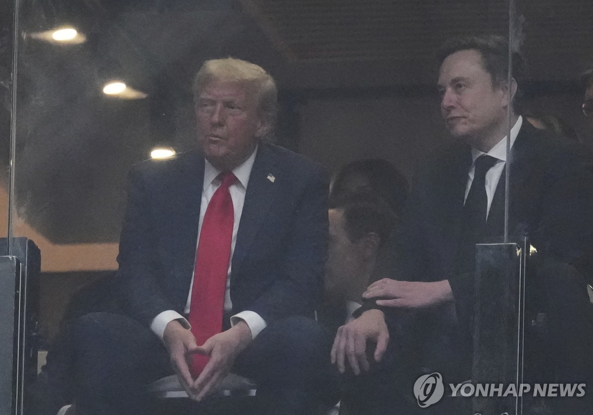 지난해 9월 청년 보수 운동 지도자 찰리 커크 장례식에 참석한 도널드 트럼프 대통령과 일론 머스크
