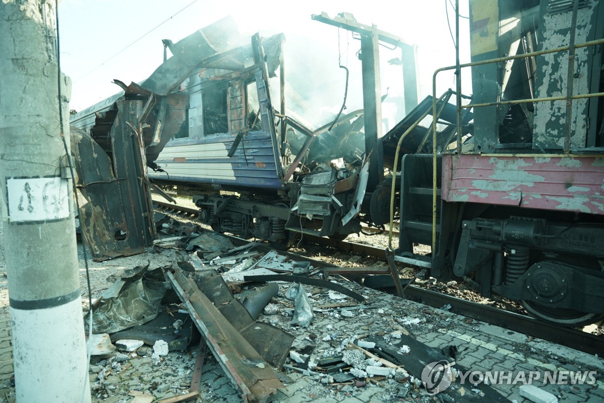 작년 10월 4일 러시아 공습에 당한 우크라이나 수미 지역의 철도역
