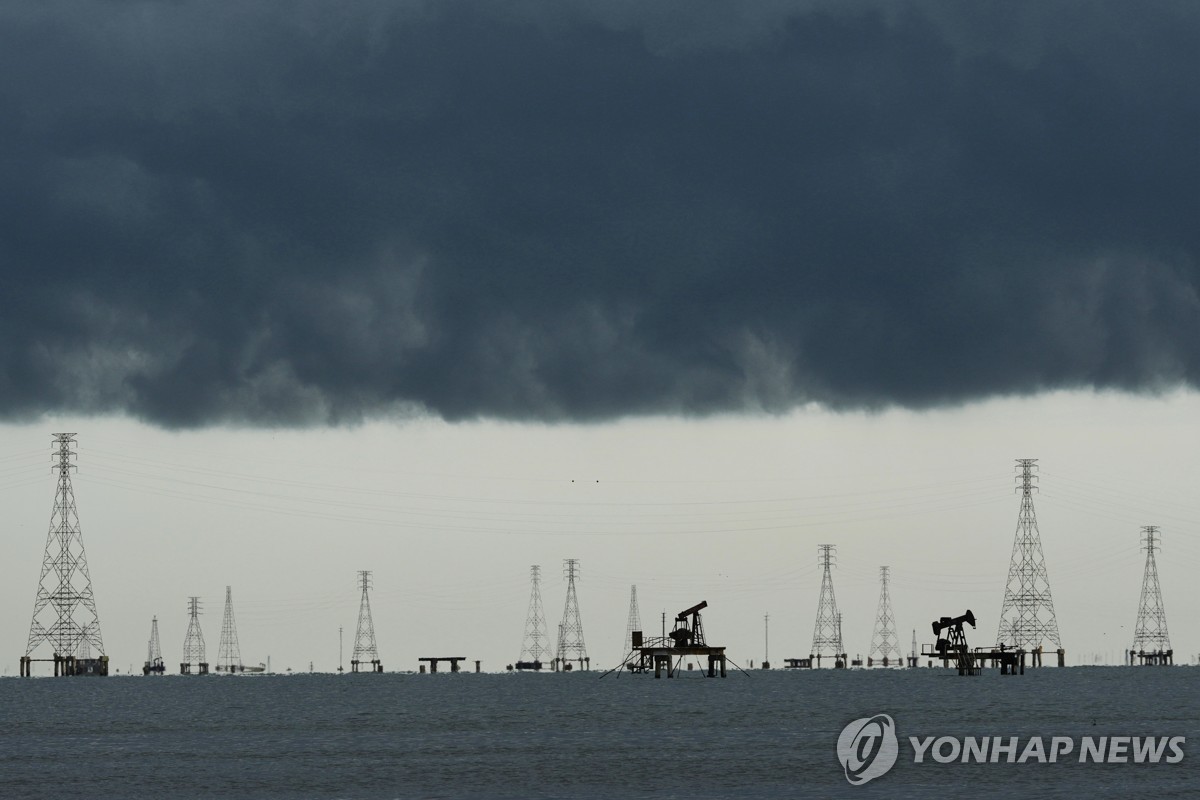 베네수엘라 마라카이보호에 설치된 석유 시추기와 송전탑