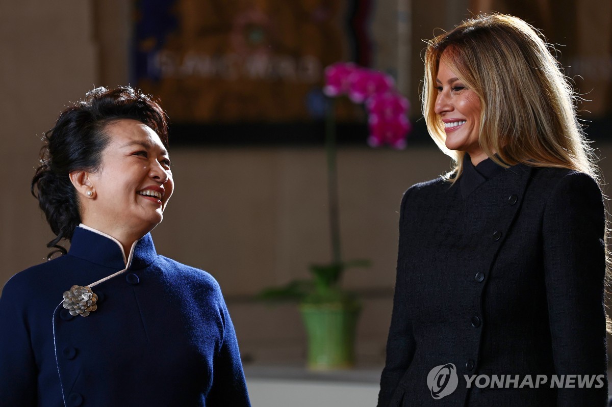 스미소니언 국립아시아예술박물관 찾은 미중 영부인