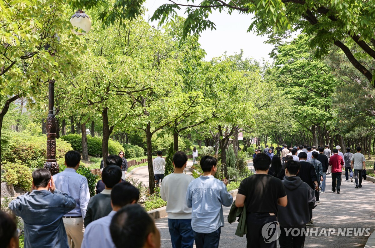 여의도공원 산책하는 직장인들
