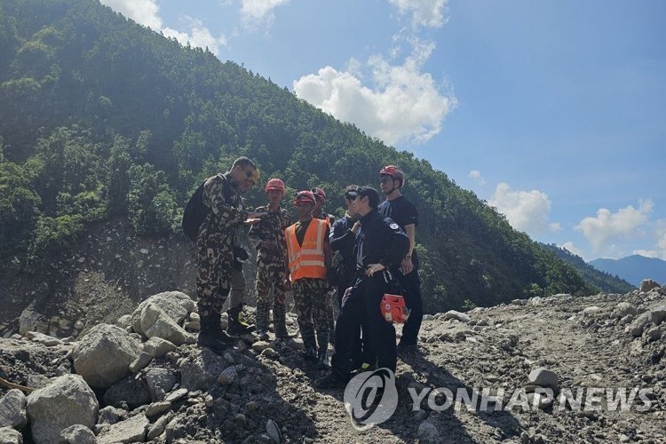 수색 이어가는 한국해외긴급구호대