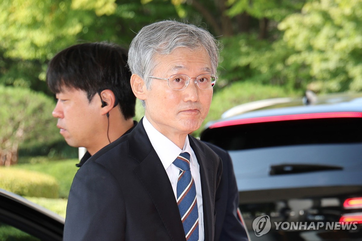 출근하는 조희대 대법원장