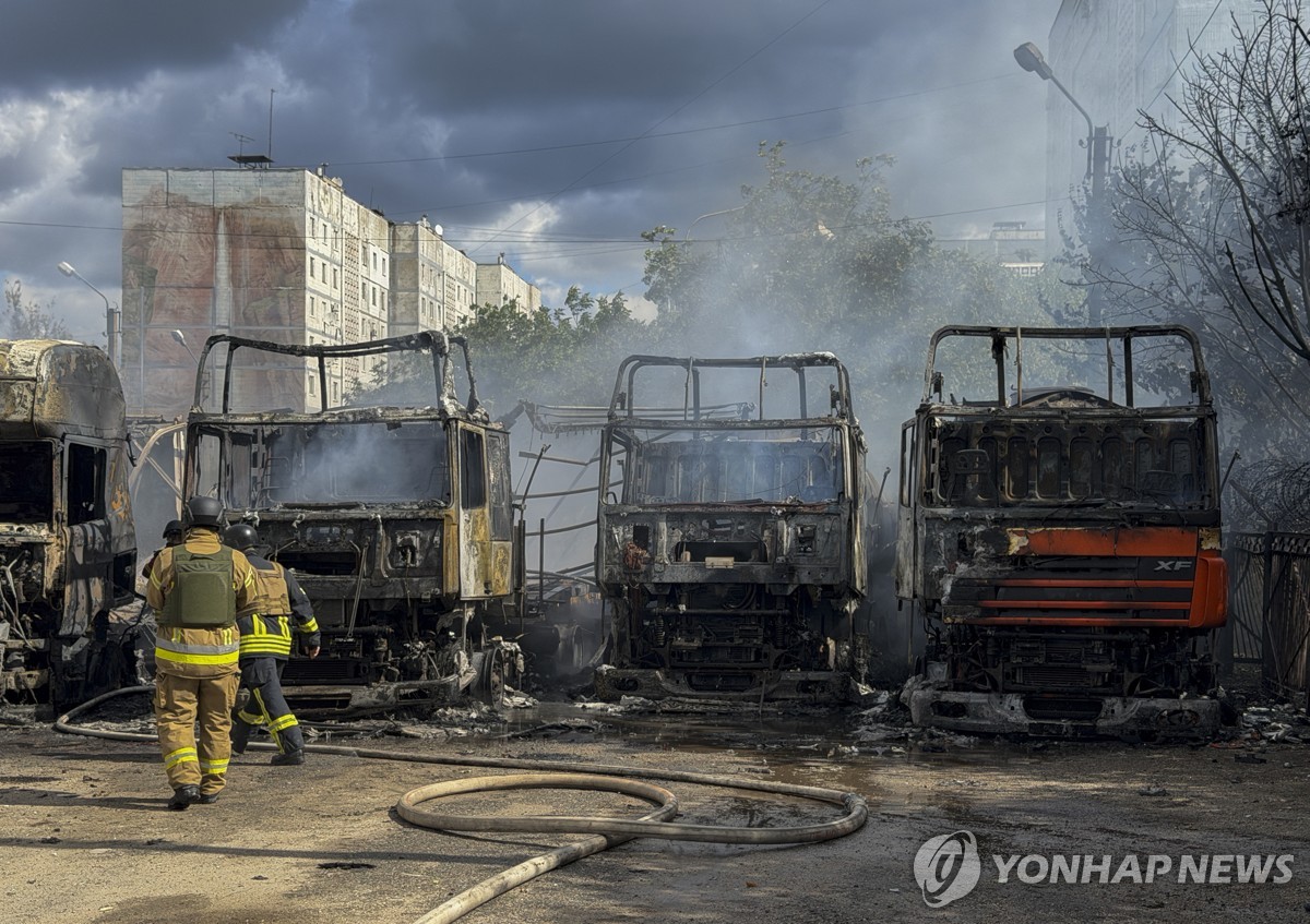 자포리자 지역에서 러시아 공격에 불에 탄 트럭들