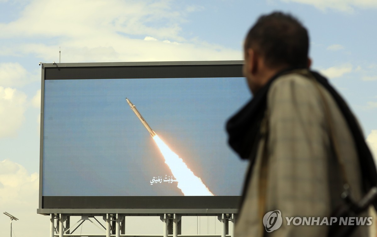18일 예멘 사나에서 열린 후티 지지자들의 사우디 반대 시위 현장에 설치된 전광판에 나오는 미사일 이미지