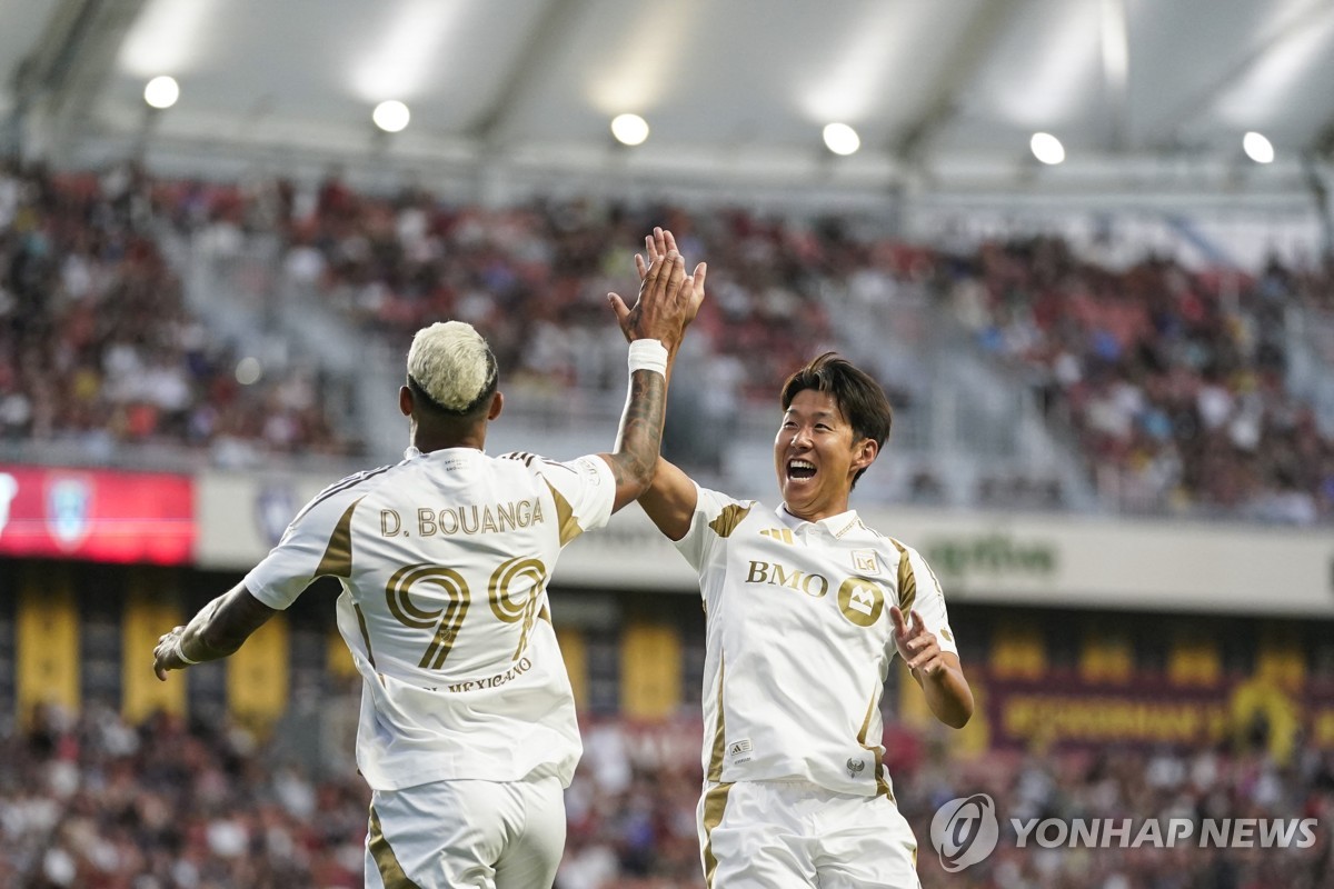 LAFC 손흥민(오른쪽)이 드니 부앙가와 골 세리머니 하는 모숩. 