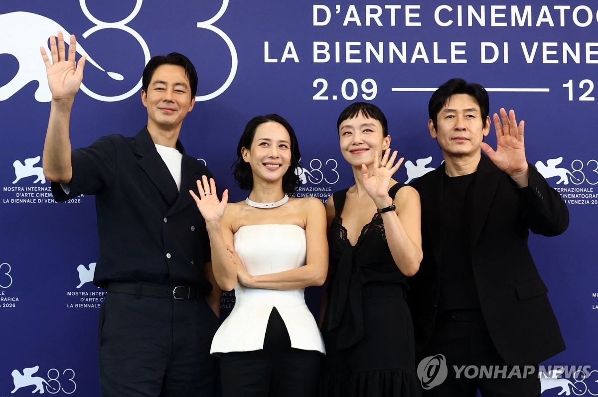 베네치아영화제 포토콜 나선 '가능한 사랑' 주연배우들