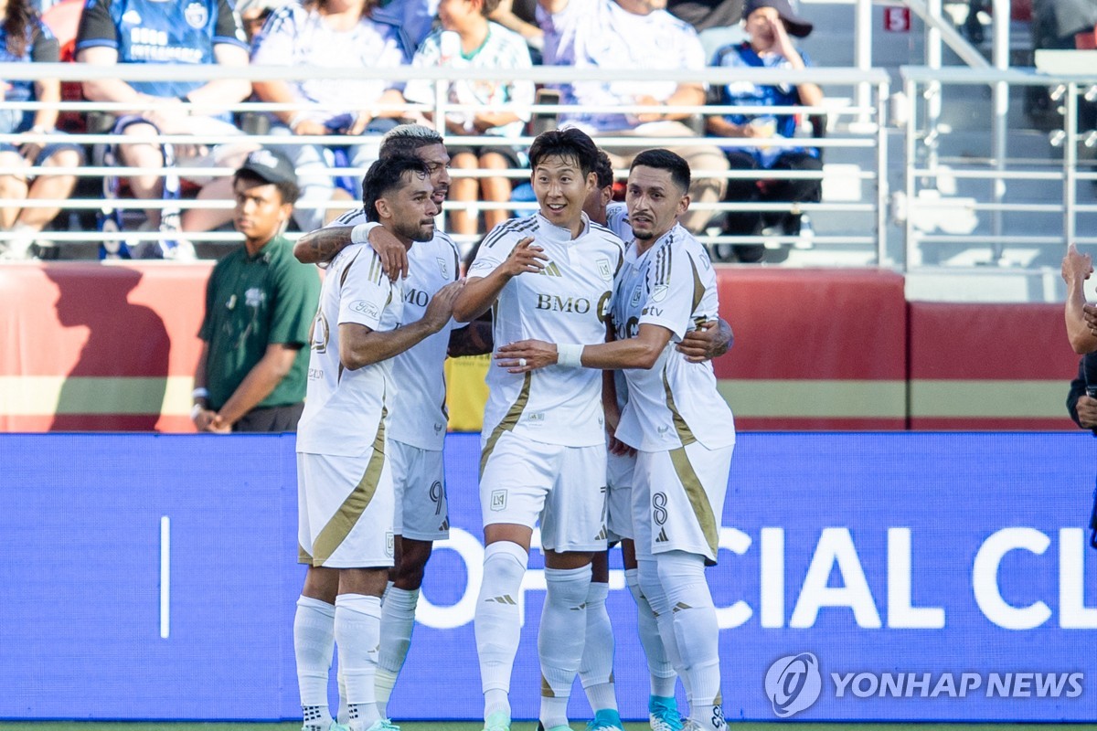 동료들의 축하를 받는 손흥민