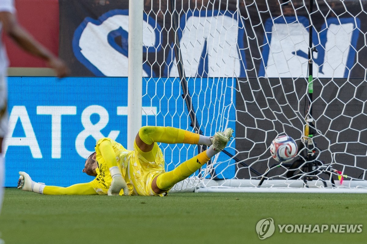 골대로 빨려 들어가는 손흥민의 슈팅