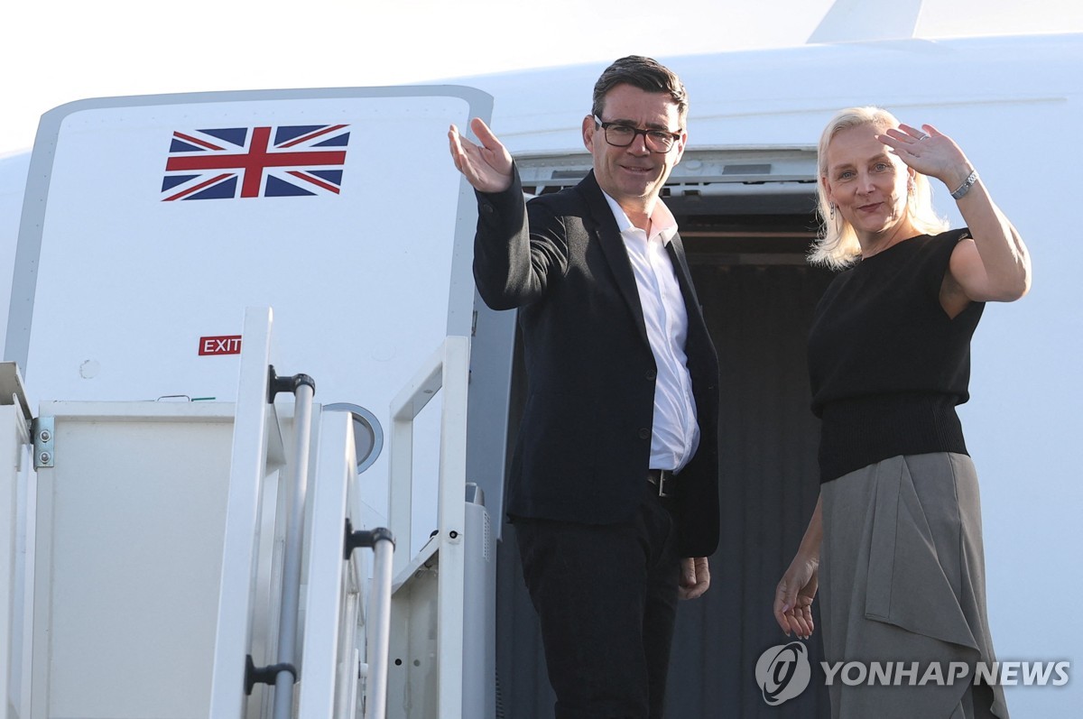 유엔 총회 참석차 출발하는 앤디 버넘 영국 총리 부부
