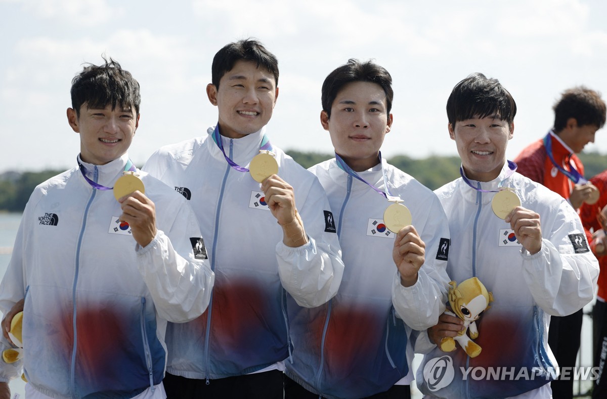 남자 카약 4인승(K4) 500ｍ 첫 금메달 수확한 베테랑 조광희(맨 오른쪽)