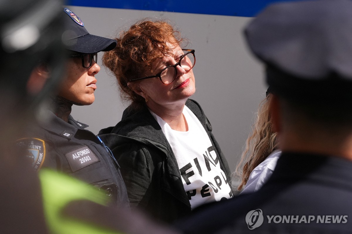 네타냐후 규탄 시위 도중 경찰에 연행되는 수전 서랜던