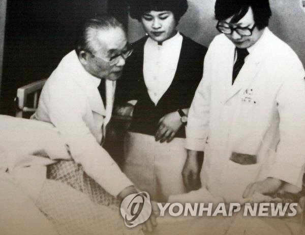 회진 중인 고(故) 장기려 박사