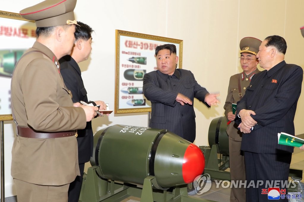 2023년 3월 핵무기연구소를 찾아 전술핵탄두 화산-31 옆에서 지시를 내리는 김정은