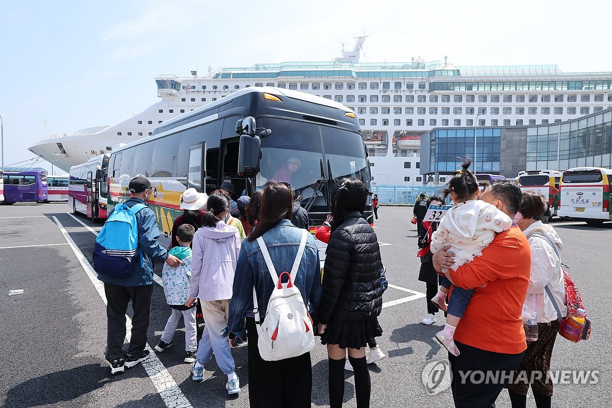 제주항으로 제주 찾은 중국 크루즈 관광객