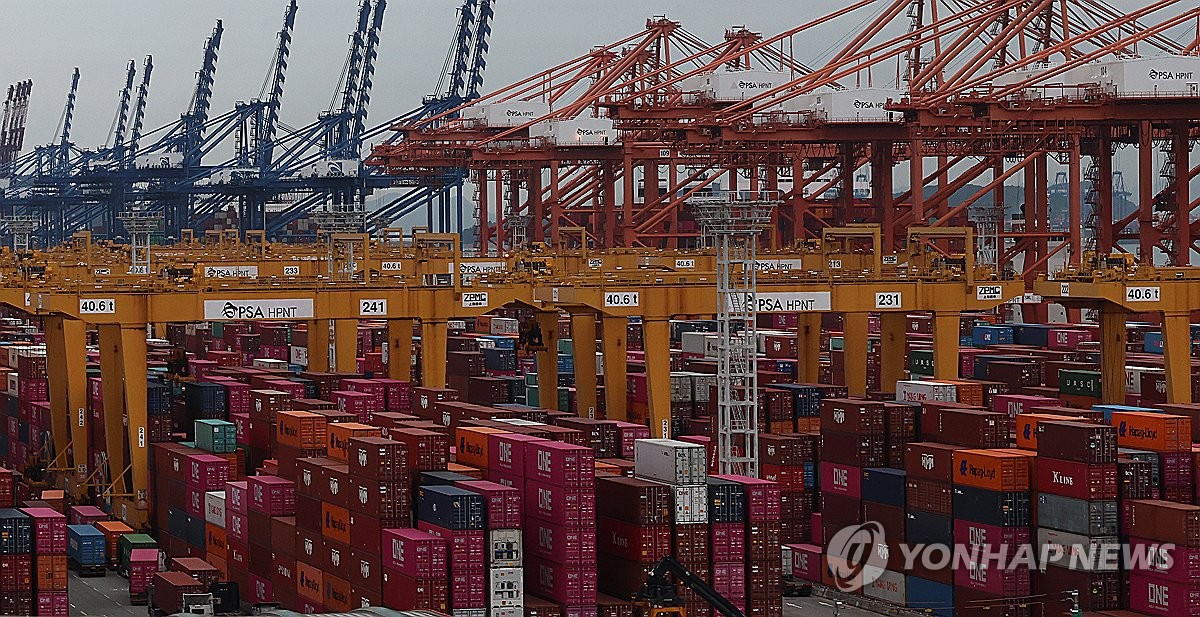 컨테이너 가득쌓인 부산신항