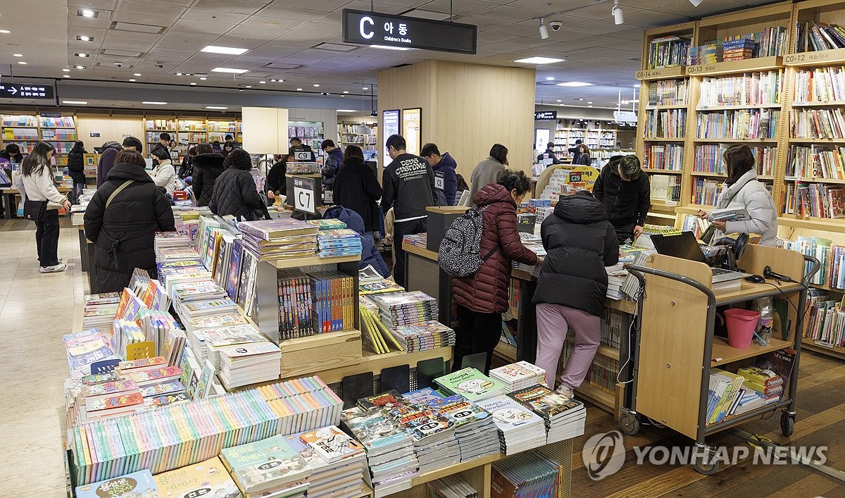 신학기 준비로 붐비는 서점