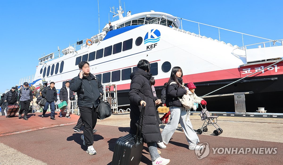 인천항 연안여객터미널 귀경객들