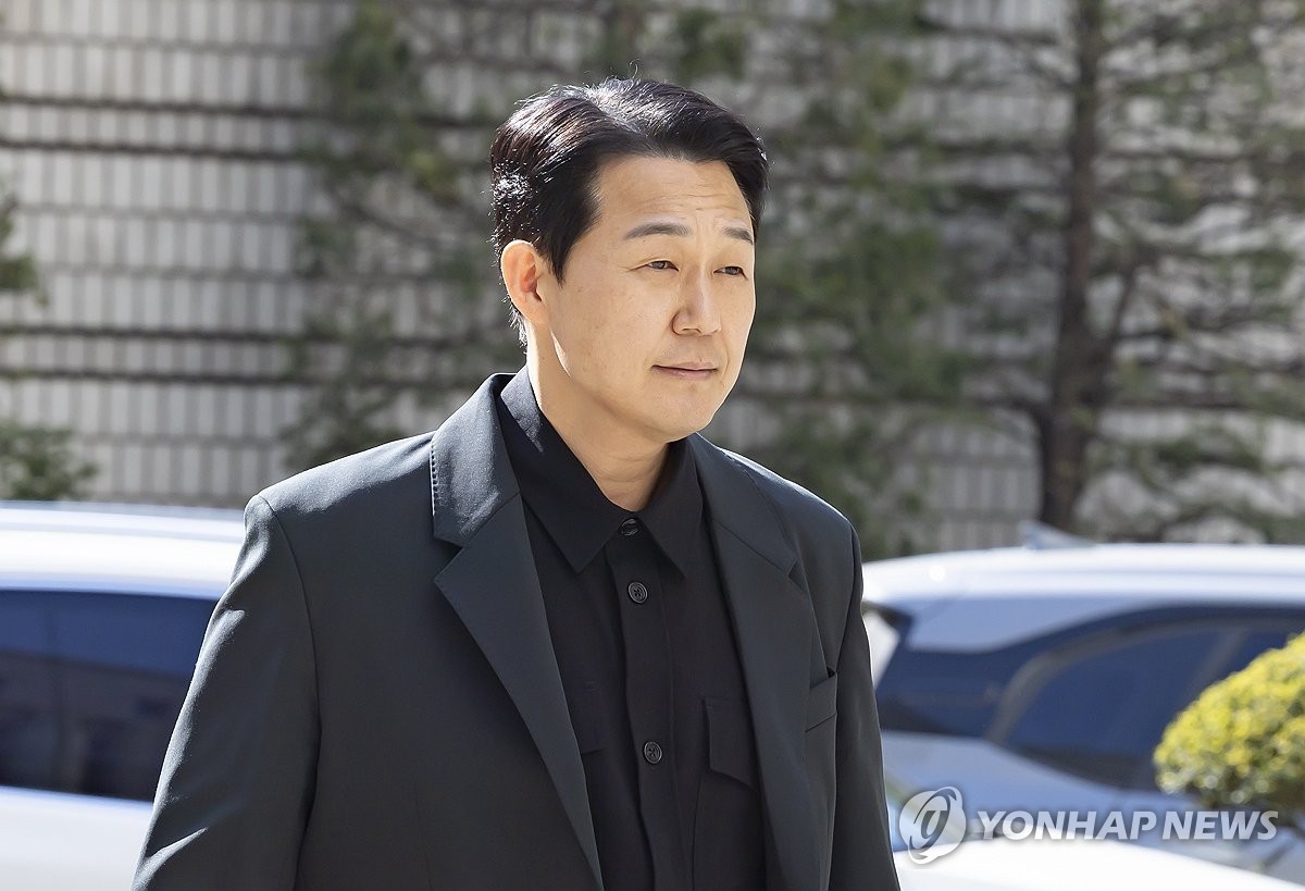 증인 출석하는 배우 박성웅