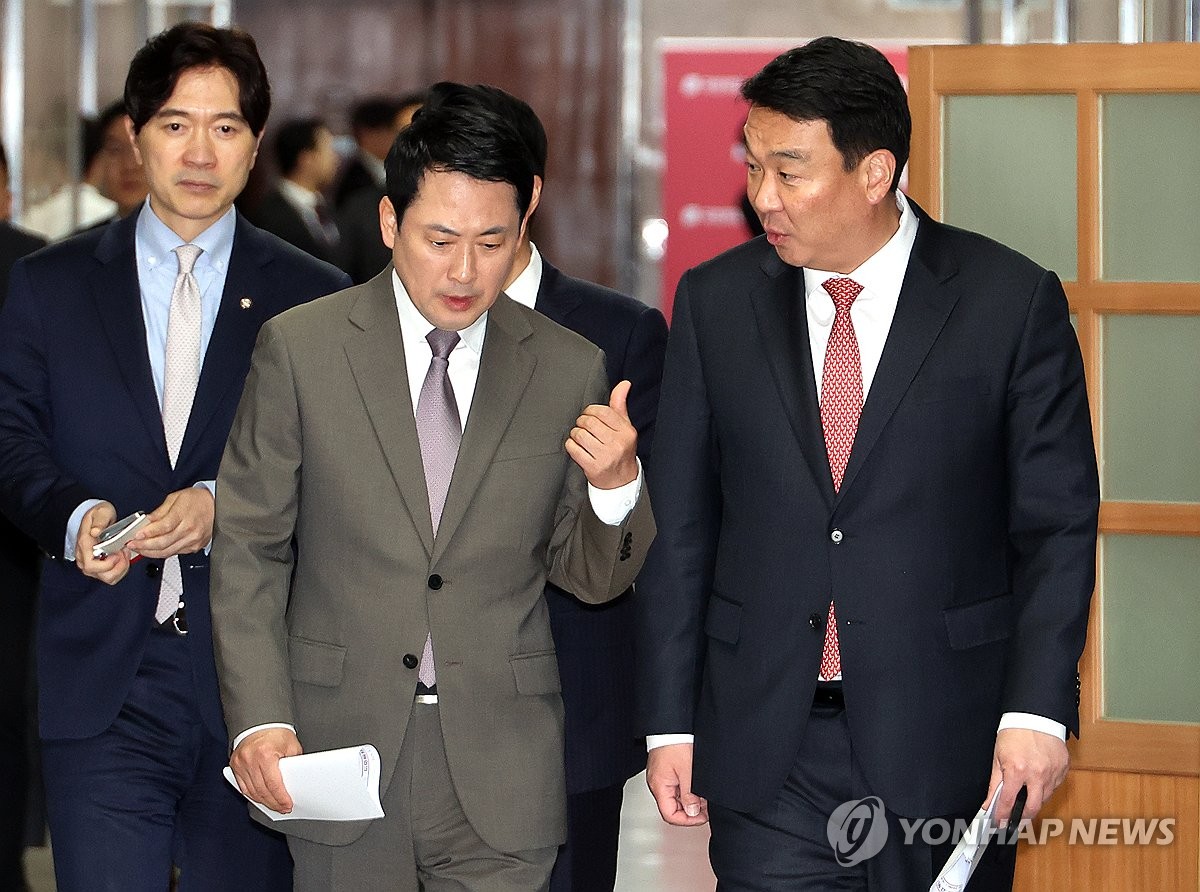 국민의힘 긴급최고위원회의 입장하는 장동혁 대표