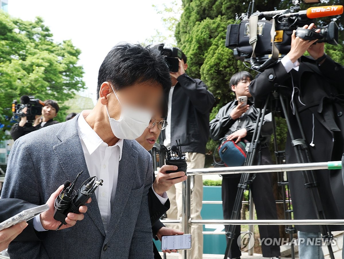 '수사무마 의혹' 현직 경찰, 영장실질심사 출석