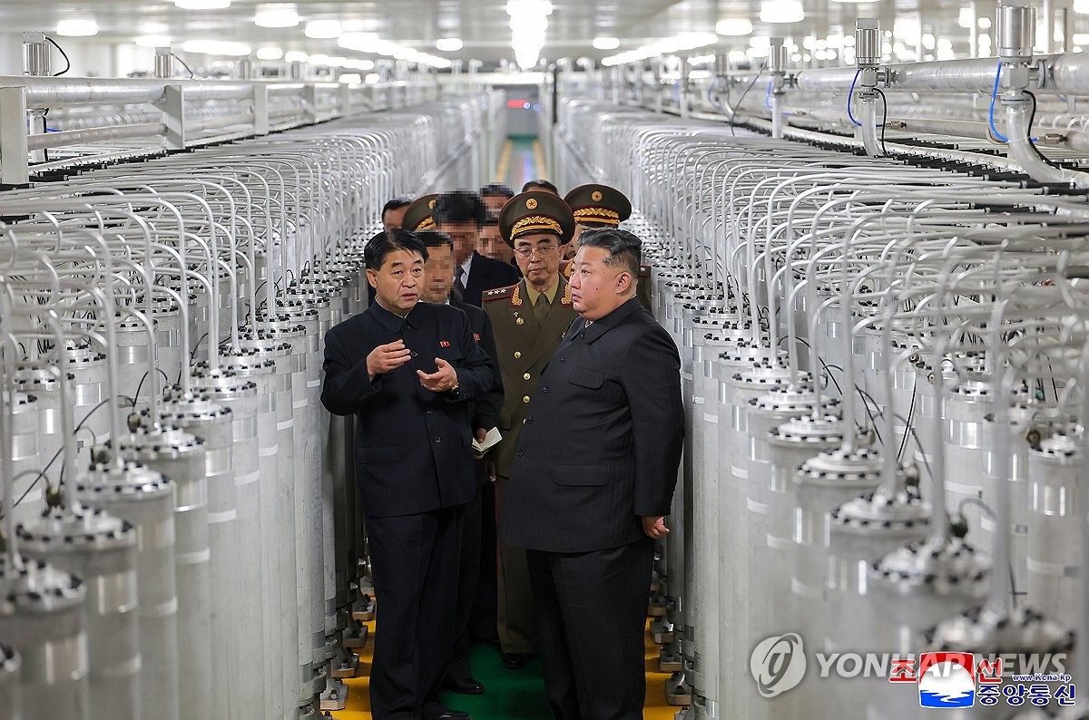 지난 6월 새 핵물질 생산공장 둘러보는 김정은