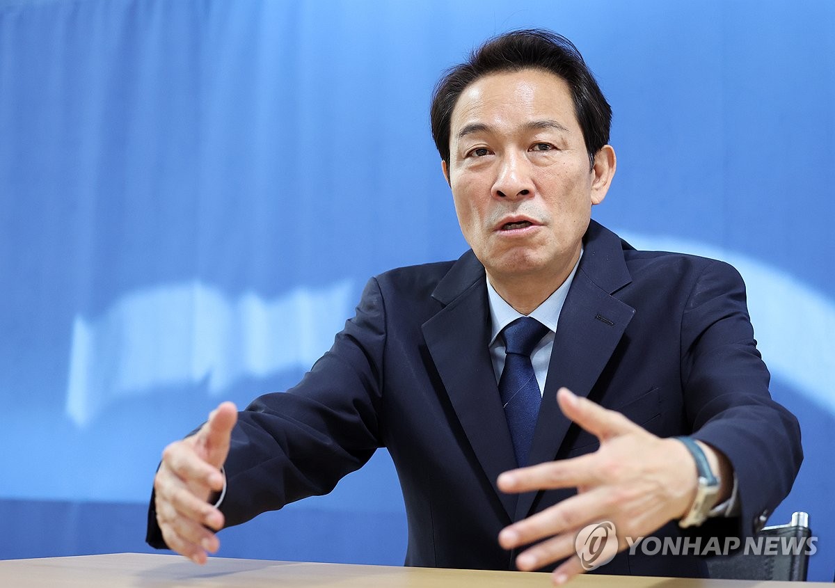 인터뷰하는 우상호 강원도지사