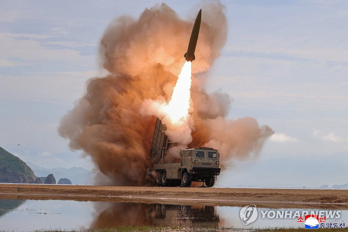 발사되는 북한 전술탄도미사일